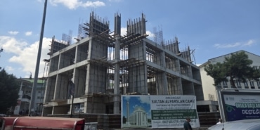 CAMİ İNŞAATINDAN DÜŞEN İŞÇİ, HAYATINI KAYBETTİ