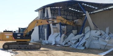 AKÇALAR'DA 2 KAÇAK YAPI YIKILDI