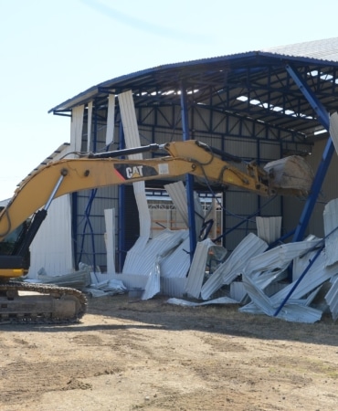 AKÇALAR'DA 2 KAÇAK YAPI YIKILDI