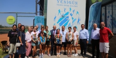 NİLÜFER'DE GENÇ RAKETLER MÜCADELE ETTİ