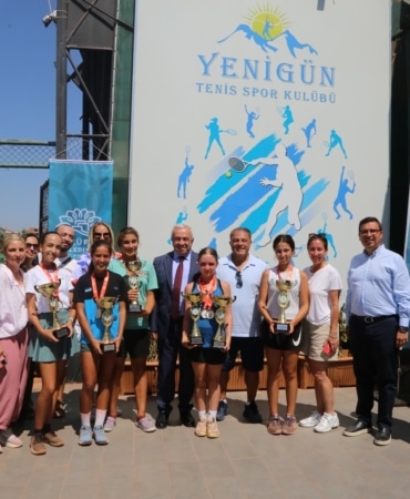 NİLÜFER'DE GENÇ RAKETLER MÜCADELE ETTİ