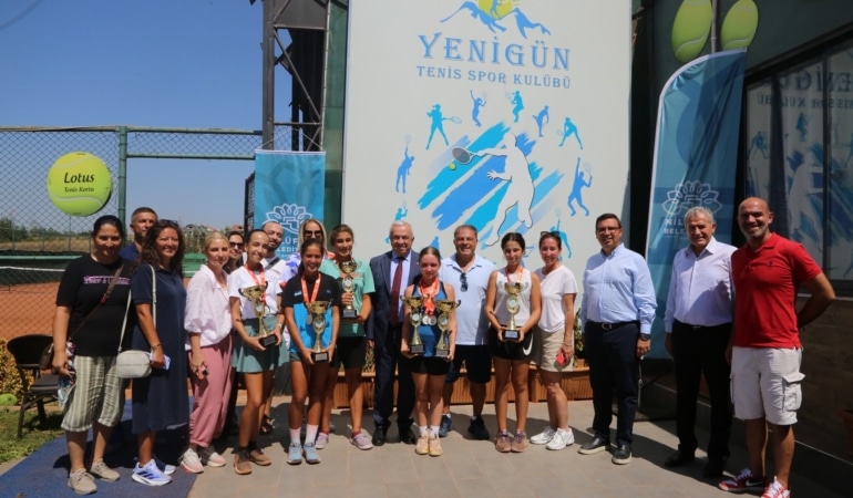 NİLÜFER'DE GENÇ RAKETLER MÜCADELE ETTİ