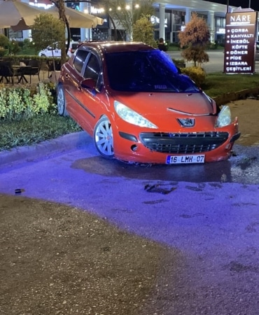 BURSA'DA KONTROLDEN ÇIKAN OTOMOBİL TAKLA ATTI: 1 YARALI