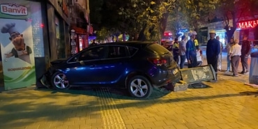 BURSA'DA KONTROLDEN ÇIKAN OTOMOBİL ÖNCE ELEKTRİK PANOSUNA ARDINDAN MOTOSİKLETE ÇARPTI