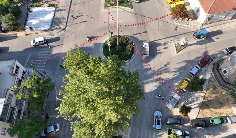 YENİŞEHİR'İN KALBİ YENİLENİYOR YENİŞEHİR'İN EN KRİTİK KAVŞAK NOKTASI MODERN BİR DÖNEL KAVŞAKLA YENİDEN DÜZENLENİYOR BAŞKAN BOZBEY, YENİŞEHİR'E DEĞER KATACAK YATIRIMLA İLÇEDEKİ TRAFİĞİN RAHATLAYACAĞINI, TARİHİ MEYDANIN DA YENİLENECEĞİNİN MÜJDESİNİ VERDİ