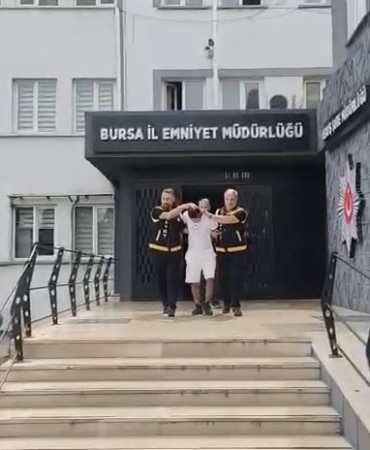 3 ÇOCUK ANNESİ EŞİNİ, BIÇAKLA ÖLDÜREN KOCA ADLİYEYE SEVK EDİLDİ EŞİNİ, ALDATTIĞI İDDİASIYLA ÖLDÜRDÜĞÜNÜ BELİRTEN ZANLI, PİŞMAN OLDUĞUNU SÖYLEDİ