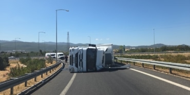 TIR DEVRİLDİ; OTOYOL KAVŞAĞI KAPANDI