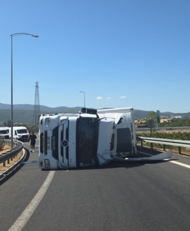 TIR DEVRİLDİ; OTOYOL KAVŞAĞI KAPANDI