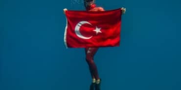 MİLLİ SPORCU ŞAHİKA ERCÜMEN'DEN, ZAFER DALIŞI ŞAHİKA ERCÜMEN, SUALTINDA TÜRK BAYRAĞI AÇARAK 30 AĞUSTOS ZAFER BAYRAMI'NI KUTLADI