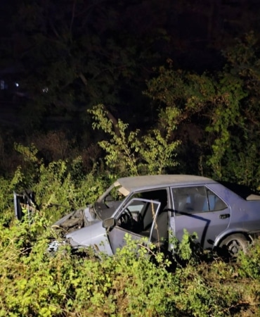 BURSA'DA KONTROLDEN ÇIKAN OTOMOBİL ŞARAMPOLE UÇTU: 2 YARALI