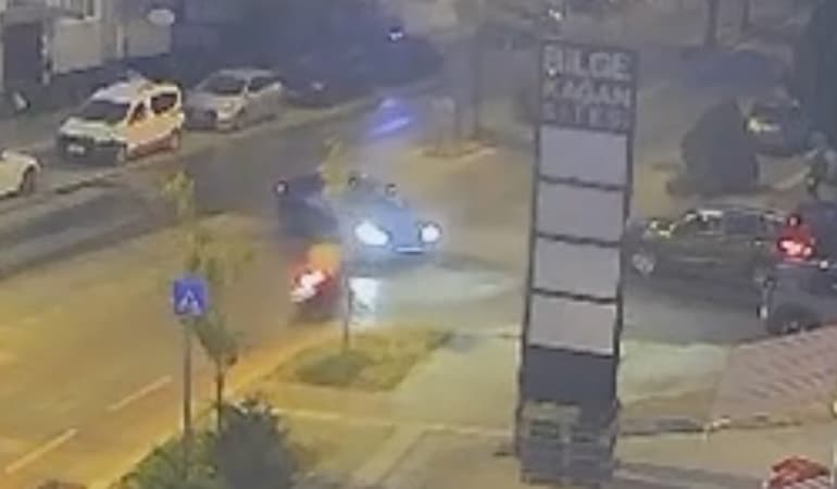 GENÇ MOTORCUNUN KAZA ANI KAMERALARA BÖYLE YANSIDI