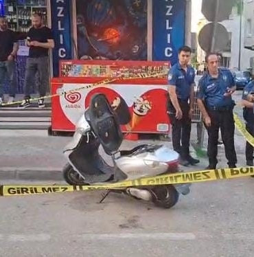 BURSA'DA PAZAR DÖNÜŞÜ KURŞUN YAĞMURU: 2 YARALI, SALDIRGANLAR YAKALANDI YANLIŞ KİŞİYİ VURDU, 2 KİŞİ YARALADI O SALDIRGAN 24 SAAT GEÇMEDEN YAKALANDI
