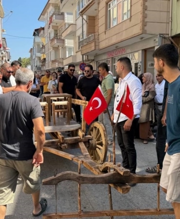 BURSA'DA İLGİNÇ DÜĞÜN GELENEĞİ DAMAT ARKADAŞLARININ BULUNDUĞU ÖKÜZ ARABASINI ÇEKTİ