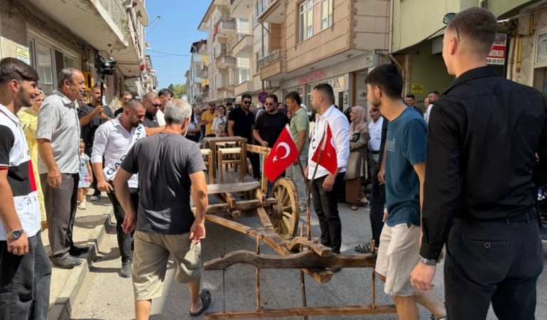 BURSA'DA İLGİNÇ DÜĞÜN GELENEĞİ DAMAT ARKADAŞLARININ BULUNDUĞU ÖKÜZ ARABASINI ÇEKTİ