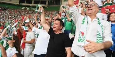 OSMANGAZİ BELEDİYESİ'NDEN BURSASPOR'A TARAFTAR DESTEĞİ HİÇ MAÇA GİTMEMİŞ ÇOCUKLARA BAŞKAN ERKAN AYDIN'DAN BÜYÜK SÜRPRİZ