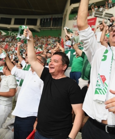 OSMANGAZİ BELEDİYESİ'NDEN BURSASPOR'A TARAFTAR DESTEĞİ HİÇ MAÇA GİTMEMİŞ ÇOCUKLARA BAŞKAN ERKAN AYDIN'DAN BÜYÜK SÜRPRİZ
