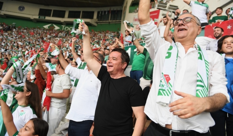 OSMANGAZİ BELEDİYESİ'NDEN BURSASPOR'A TARAFTAR DESTEĞİ HİÇ MAÇA GİTMEMİŞ ÇOCUKLARA BAŞKAN ERKAN AYDIN'DAN BÜYÜK SÜRPRİZ