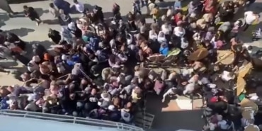 İNDİRİM DEĞİL, EZİYET KUYRUĞU MAĞAZA, AÇILIŞTA OLUŞAN KUYRUĞU 'TEŞEKKÜRLER' DİYE PAYLAŞTI