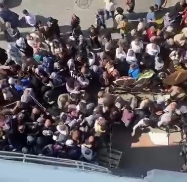 İNDİRİM DEĞİL, EZİYET KUYRUĞU MAĞAZA, AÇILIŞTA OLUŞAN KUYRUĞU 'TEŞEKKÜRLER' DİYE PAYLAŞTI