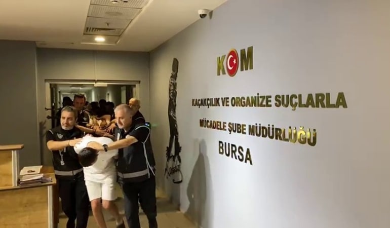 İNTERPOL TARAFINDAN ARANAN 'GOLANİ' ÇETESİNE OPERASYON : 11 ŞÜPHELİ YAKALANDI BURSA MERKEZLİ 6 İLDE "GOLANÎ" OPERASYONU: 11 GÖZALTI 250 BİN LİRAYA TETİKÇİ TUTMUŞLAR