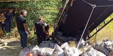 1841252-yardim-komuru-dagitilan-kamyon-sarampole-yuvarlandi-olu-ve-yaralilar-var-68b8946430246