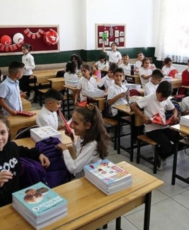 1842197-18-milyon-ogrenci-ders-basina-yeni-egitim-yili-fidanla-aciliyor-68be5e063bec0