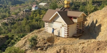 1844835-yikim-karari-verilen-30-tonluk-evini-is-makinesiyle-tasidi-68c96c0b27f0f