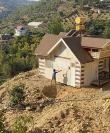 1844835-yikim-karari-verilen-30-tonluk-evini-is-makinesiyle-tasidi-68c96c0b27f0f