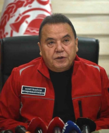 BAŞKAN MUHİTTİN BÖCEK: “METREKAREYE 300 KİLOGRAM YAĞMUR DÜŞTÜ” “900 ÜZERİNDE ARAÇTA MAHSUR KALAN VATANDAŞIMIZI TAHLİYE ETTİK”