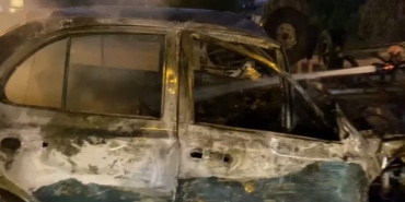 BURSA'DA TRAKTÖRE ÇARPIP YANAN OTOMOBİLDEKİ ANNE-KIZ YARALANDI