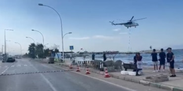 DEVLETİN TÜM KURUMLARI BURSA YANGINI İÇİN SEFERBER OLDU ORMAN HELİKOPTERLERİNE ASKERİ HELİKOPTERLER DE DESTEK VERİYOR, YANGIN SÖNDÜRME ÇALIŞMASINA 6 HELİKOPTER VE 2 UÇAK İLE ONLARCA PERSONEL KATILIYOR VALİLİK YANGINA 8 DAKİKA İÇERİSİNDE MÜDAHALE EDİLDİĞİNİ AÇIKLADI