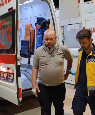 BURSA'DA 2 OTOMOBİL KAFA KAFAYA ÇARPIŞTI: 4 YARALI