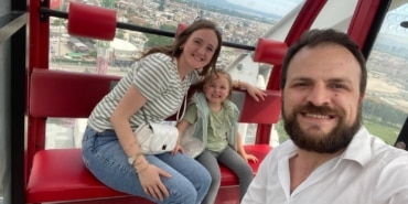 4 YAŞINDAKİ BERRA'YI ÖLÜME GÖTÜREN KREŞ HAVUZUNDA İHMALLER ZİNCİRİ İDDİASI KREŞ HAVUZUNDA BOĞULAN BERRA DİZİ'NİN O GÜN KOLLUKSUZ GELMESİ SÖYLENMİŞ HAVUZDA NÖBET GEÇİRDİĞİ İDDİA EDİLEN MİNİK KIZIN HERHANGİ BİR HASTALIĞININ OLMADIĞI ORTAYA ÇIKTI KREŞ HAVUZUNDA BOĞULAN BERRA'NIN ANNE VE BABASINDAN ŞOK İDDİALAR ANNE  BEYZA TURAN: "BERRA YÜZME BİLMİYORDU, KREŞTEN VELİ GRUBUNA MESAJ ATILIP O GÜN YANINA KOLLUK KOYMAMAMIZ İSTENDİ" ACILI BABA İSMAİL DİZİ: "FAALİYET GÖSTEREN HAVUZLA İLGİLİ BU GÜNE KADAR HİÇ BİR DENETİM YAPILMAMIŞ" "KIZIMIN SORUMLULARININ TUTUKLU YARGILANMASINI TALEP EDİYORUZ"