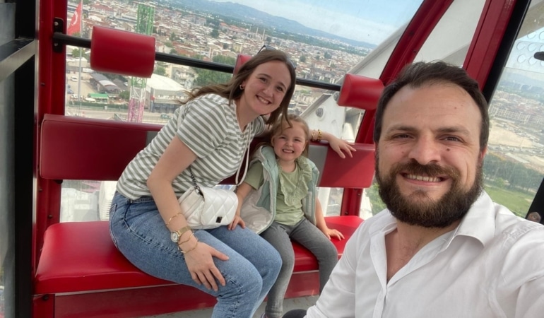 4 YAŞINDAKİ BERRA'YI ÖLÜME GÖTÜREN KREŞ HAVUZUNDA İHMALLER ZİNCİRİ İDDİASI KREŞ HAVUZUNDA BOĞULAN BERRA DİZİ'NİN O GÜN KOLLUKSUZ GELMESİ SÖYLENMİŞ HAVUZDA NÖBET GEÇİRDİĞİ İDDİA EDİLEN MİNİK KIZIN HERHANGİ BİR HASTALIĞININ OLMADIĞI ORTAYA ÇIKTI KREŞ HAVUZUNDA BOĞULAN BERRA'NIN ANNE VE BABASINDAN ŞOK İDDİALAR ANNE  BEYZA TURAN: "BERRA YÜZME BİLMİYORDU, KREŞTEN VELİ GRUBUNA MESAJ ATILIP O GÜN YANINA KOLLUK KOYMAMAMIZ İSTENDİ" ACILI BABA İSMAİL DİZİ: "FAALİYET GÖSTEREN HAVUZLA İLGİLİ BU GÜNE KADAR HİÇ BİR DENETİM YAPILMAMIŞ" "KIZIMIN SORUMLULARININ TUTUKLU YARGILANMASINI TALEP EDİYORUZ"