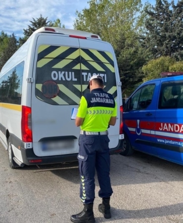 ÖĞRENCİLERİN GÜVENLİ YOLCULUĞU İÇİN JANDARMA GECE GÜNDÜZ YOLLARDA OKULLAR AÇILDI, JANDARMA TRAFİK DENETİMLERİNİ ARTTIRDI