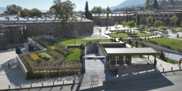 BURSA'NIN KALBİ NEFES ALACAK HANLAR BÖLGESİNDEKİ 280 ARAÇLIK OTOPARK HİZMETE GİRDİ BURSA BÜYÜKŞEHİR BELEDİYESİ, TARİHİ ÇARŞI VE HANLAR BÖLGESİNE KAZANDIRDIĞI 280 ARAÇ KAPASİTELİ VE 4 KATLI KAPALI OTOPARKI BURSALILARIN HİZMETİNE SUNDU