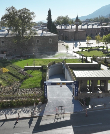 BURSA'NIN KALBİ NEFES ALACAK HANLAR BÖLGESİNDEKİ 280 ARAÇLIK OTOPARK HİZMETE GİRDİ BURSA BÜYÜKŞEHİR BELEDİYESİ, TARİHİ ÇARŞI VE HANLAR BÖLGESİNE KAZANDIRDIĞI 280 ARAÇ KAPASİTELİ VE 4 KATLI KAPALI OTOPARKI BURSALILARIN HİZMETİNE SUNDU