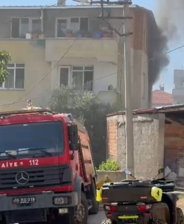 YANGINDA BALKONDA MAHSUR KALAN YAŞLI KADIN KURTARILDI