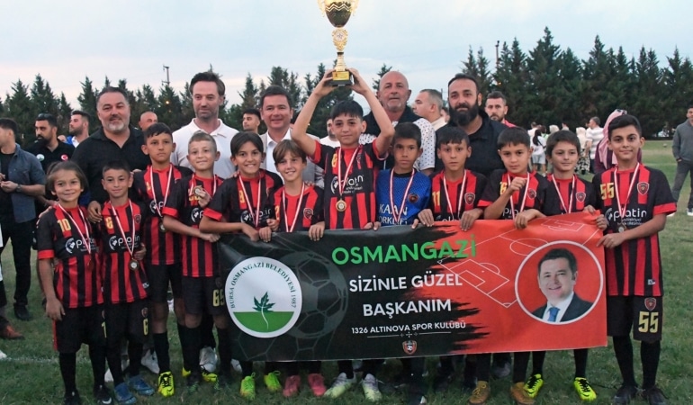 OSMANGAZİ'DE MİNİK YETENEKLER FUTBOL ŞÖLENİNDE BULUŞTU BAŞKAN AYDIN: "SPOR HER ŞEYDEN ÖNCE DAYANIŞMADIR"