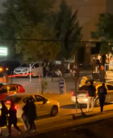 BURSA'DA ÖLDÜRESİYE DAYAK KAMERADA: 1 YARALI SOKAK ORTASINDA DARBEDİP OLAY YERİNDEN KAÇTILAR