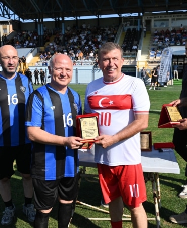 FUTBOLUN EFSANELERİ KARACABEY İÇİN SAHAYA ÇIKTI