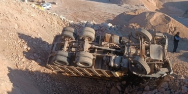 BURSA'DA KONTROLDEN ÇIKAN HAFRİYAT KAMYONU DEVRİLDİ