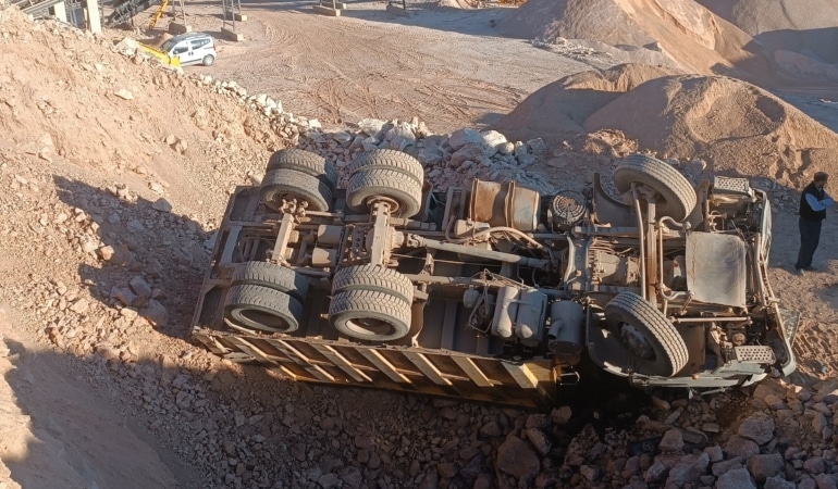 BURSA'DA KONTROLDEN ÇIKAN HAFRİYAT KAMYONU DEVRİLDİ