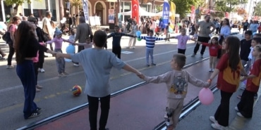 AVRUPA HAREKETLİLİK HAFTASI'NDA HEYKEL ÇOCUKLARIN OLDU ARABA SESLERİ DEĞİL, ÇOCUK GÜLÜŞLERİ CADDEDE YANKILANDI