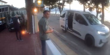 KEFEYE SİLAHLI SALDIRI KAMERADA BURSA'NIN İZNİK İLÇESİNDE BİR KAFEDE OTURAN GRUBA YAPILAN SİLAHLI SALDIRIDA BİR KİŞİ YARALANDI