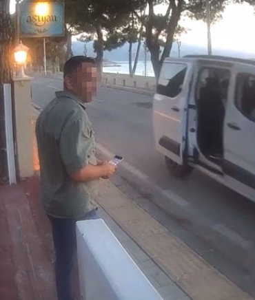 KEFEYE SİLAHLI SALDIRI KAMERADA BURSA'NIN İZNİK İLÇESİNDE BİR KAFEDE OTURAN GRUBA YAPILAN SİLAHLI SALDIRIDA BİR KİŞİ YARALANDI