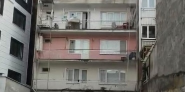 4 KATLI APARTMANDA ÇIKAN YANGIN PANİK YAŞATTI