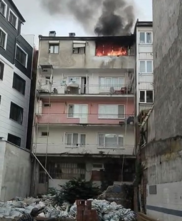 4 KATLI APARTMANDA ÇIKAN YANGIN PANİK YAŞATTI