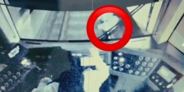 KADIN VATMANIN REFLEKSİ, RAYLARIN ÜSTÜNE DÜŞEN ADAMI ÖLÜMDEN BÖYLE KURTARDI KADIN VATMANIN DİKKATİ VE YAŞLI ADAMIN ÖLÜMDEN DÖNDÜĞÜ ANLAR GÜVENLİK KAMERASINA YANSIDI