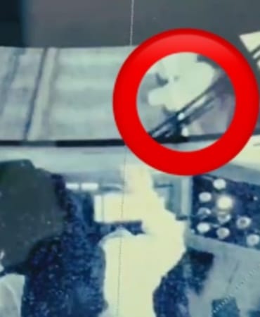 KADIN VATMANIN REFLEKSİ, RAYLARIN ÜSTÜNE DÜŞEN ADAMI ÖLÜMDEN BÖYLE KURTARDI KADIN VATMANIN DİKKATİ VE YAŞLI ADAMIN ÖLÜMDEN DÖNDÜĞÜ ANLAR GÜVENLİK KAMERASINA YANSIDI